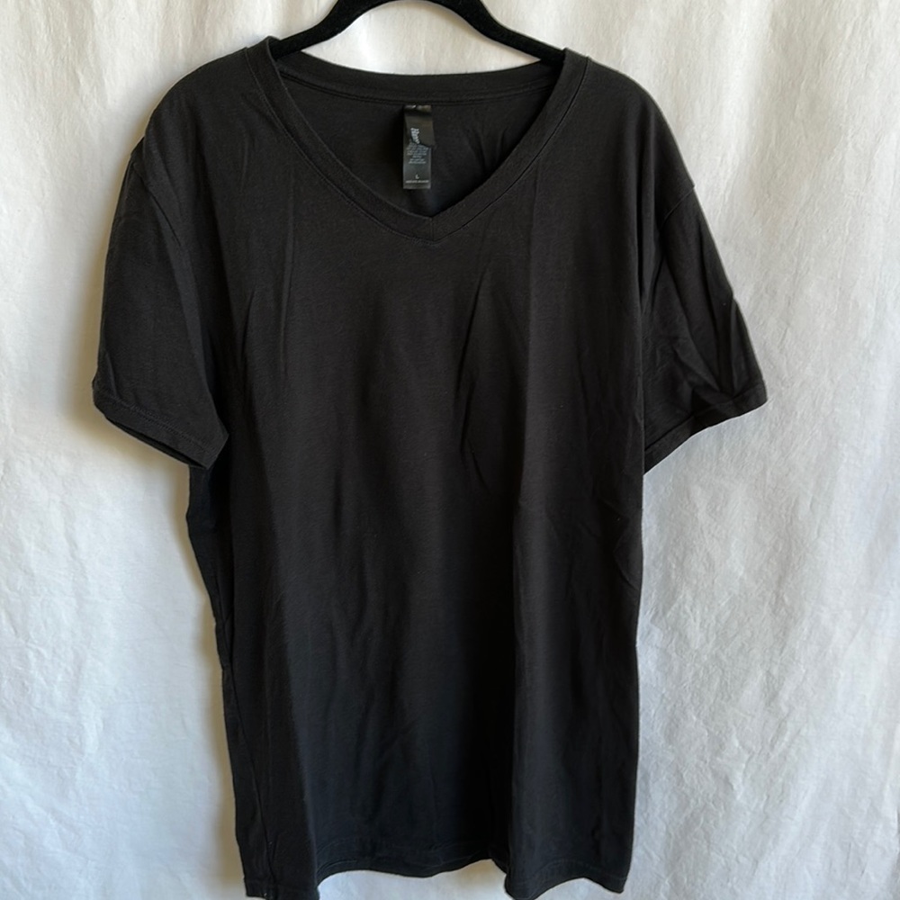Hanes black cotton/polyester T-shirt, size L